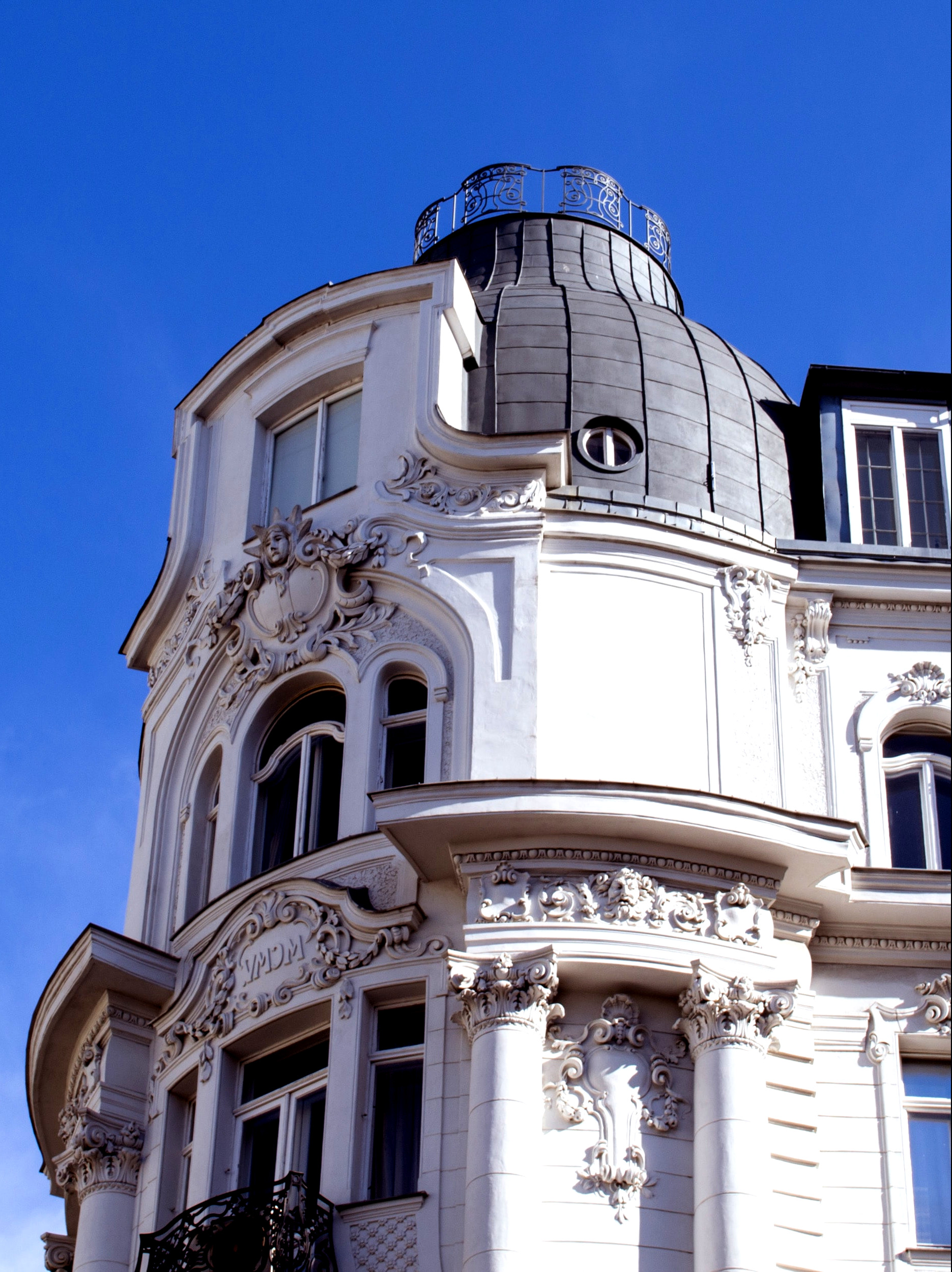 A Sattler Holding - Bild eines historischen Gebäudes in Wien