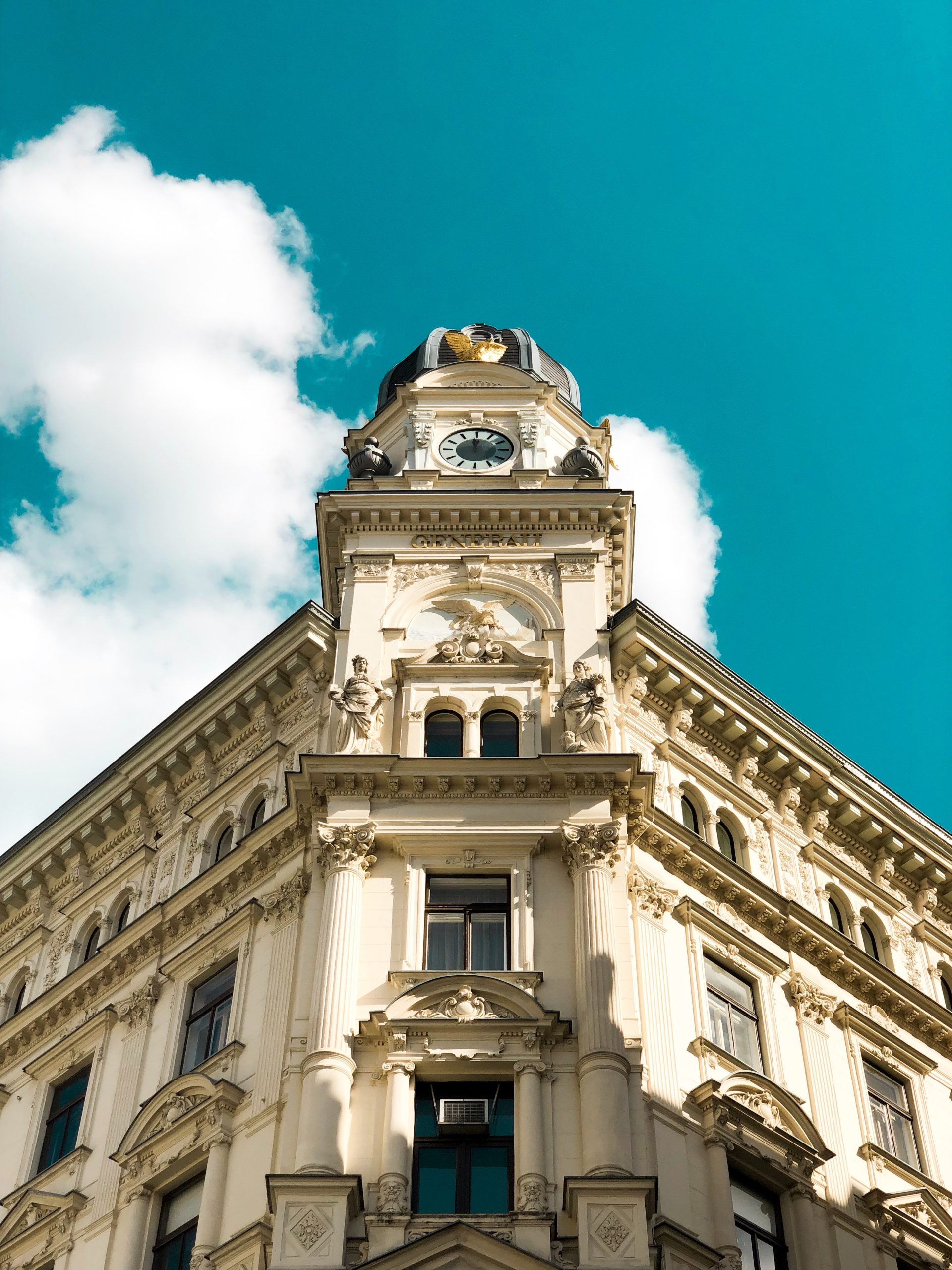 A Sattler Holding - Bild eines historischen Gebäudes in Wien mit Turm